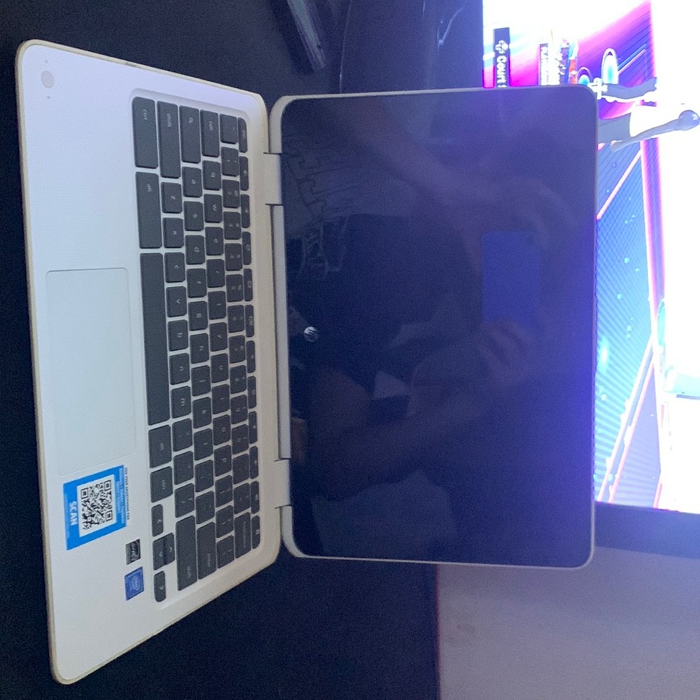White touchscreen hp chromebook